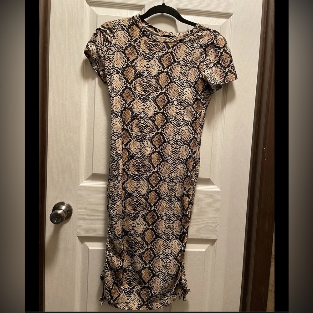 NWT: Women’s Short Sleeve Dress Ruched Black Tan Brown Snakeskin by Forever 21